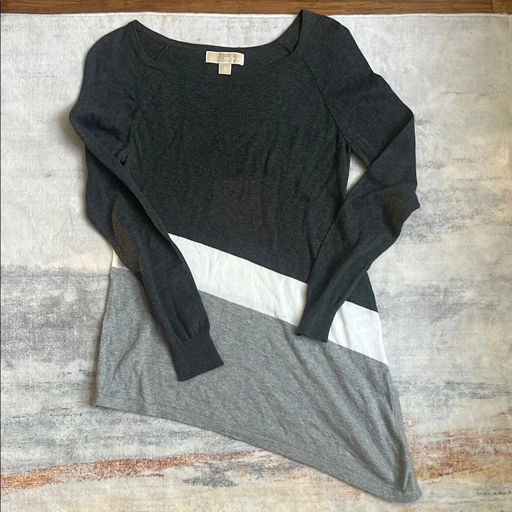 (286)Michael Kors Gray and White Crew Neck Sweater